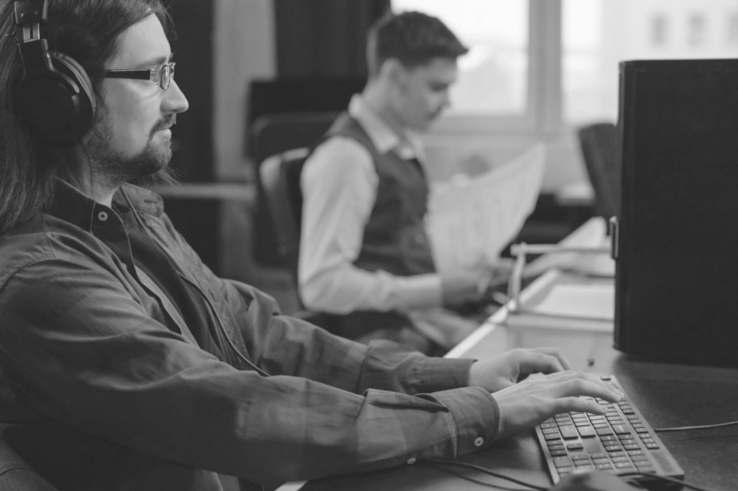 Moderne Arbeitsplatz-Setup für Remote Learning mit mehreren Monitoren und Datenanalyse-Tools