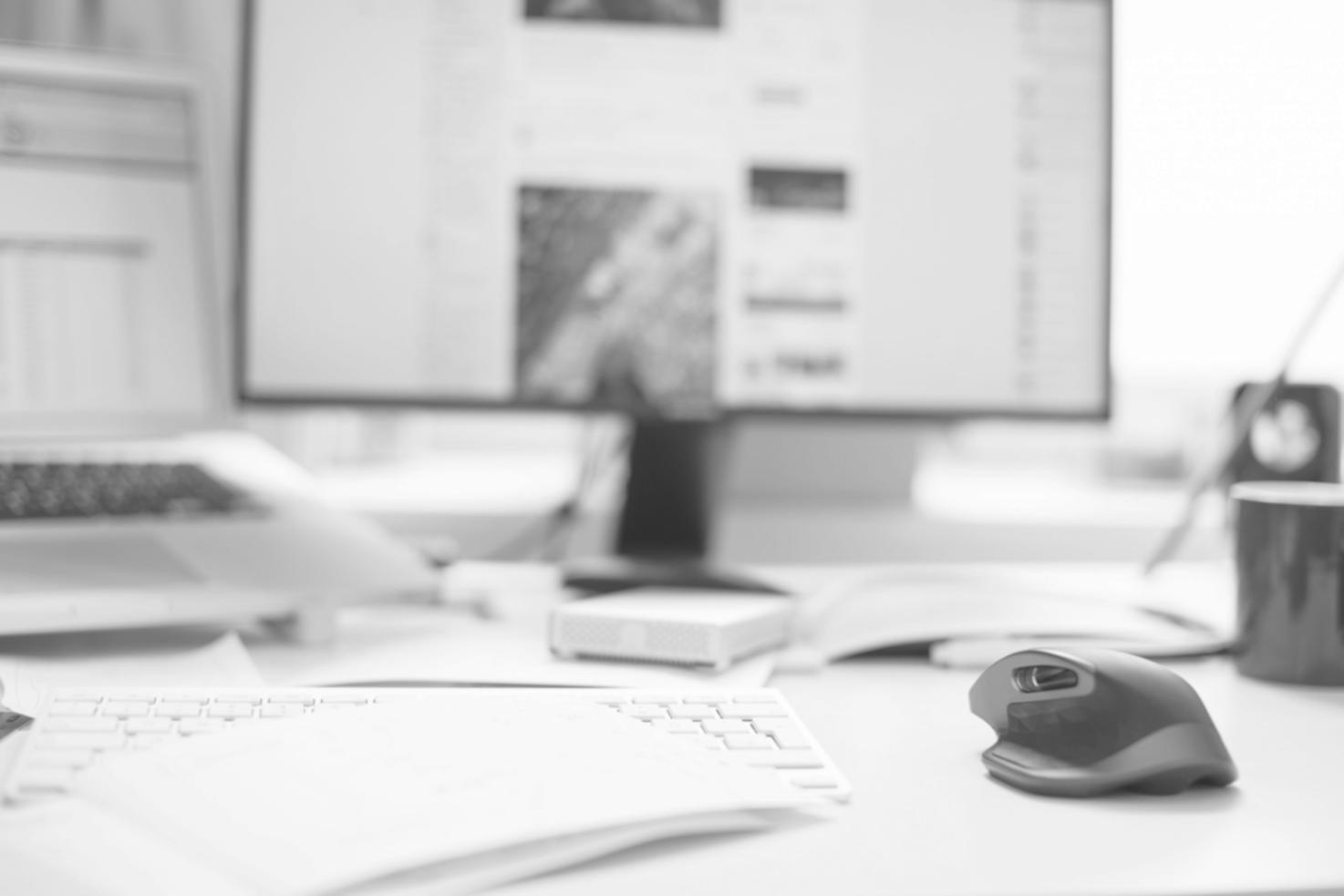 Moderner Arbeitsplatz mit Datenanalysesoftware und mehreren Monitoren